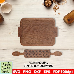 Op de afbeelding: Een houten snijplank en deegroller set. De rechthoekige snijplank heeft een donkere houtnerf afwerking. De deegroller heeft een sterrenpatroon en de tekst "WITH OPTIONAL STAR PATTERN ENGRAVING".