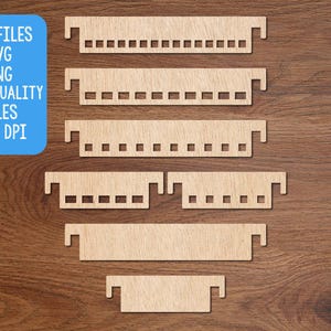Puede incluir: Un conjunto de piezas de madera cortadas con láser, con formas rectangulares, cortes cuadrados y bordes dentados. La imagen incluye el texto "CUT FILES SVG PNG HIGH QUALITY FILES 300 DPI" y el logotipo "Doodles Doodles Studio".