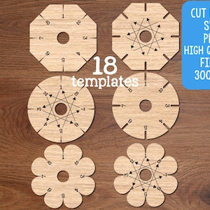 Op de afbeelding: Houten weefsjablonen in verschillende vormen, waaronder achthoeken, cirkels en bloemvormen. Elk sjabloon heeft genummerde sleuven en pijlen. De afbeelding bevat de tekst "18 templates" en "Cut Files SVG PNG High Quality Files 300 DPI".
