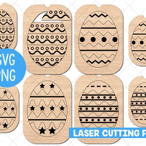 Op de afbeelding: Een verzameling houten paasei-uitsparingen met diverse zwarte decoratieve patronen. De afbeelding bevat de tekst "SVG PNG" in een blauwe cirkel en "LASER CUTTING FILES" in blauw. Het logo "Doodles Doodles Studio" is ook aanwezig.