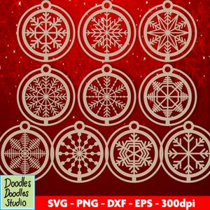 Może przedstawiać: Dziewięć beżowych ozdób w kształcie płatków śniegu z różnymi wzorami, każda w okrągłej ramie, jest wyświetlana na czerwonym tle. Ozdoby są wycinane laserowo i gotowe do rękodzieła. Obraz zawiera tekst "Doodles Studio" i informacje o typie pliku.