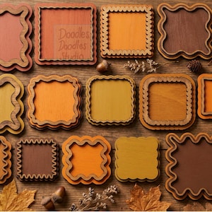 Peut inclure: Une collection de cadres en bois carr&eacute;s et rectangulaires dans diverses nuances d'orange, de jaune et de brun. Les cadres pr&eacute;sentent des bords ondul&eacute;s, festonn&eacute;s ou droits avec des designs superpos&eacute;s. Le texte Doodles Doodles Studio est visible.