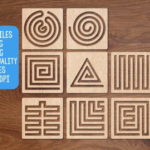 Puede incluir: Nueve posavasos cuadrados de madera clara con diseños geométricos, incluyendo espirales y laberintos. Están sobre una superficie de madera oscura. Un cuadrado azul muestra el texto: "CUT FILES SVG PNG HIGH QUALITY FILES 300 DPI".