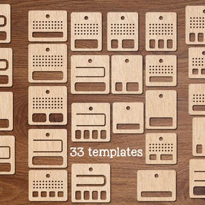 Puede incluir: Una colección de 33 plantillas de madera en varias formas, incluyendo rectángulos con diseños recortados y un pequeño agujero en la parte superior para colgar. El texto "33 templates" es visible. Las plantillas están dispuestas sobre una superficie de madera.