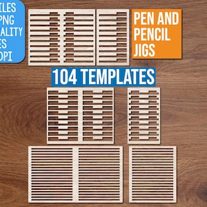 Op de afbeelding: Een verzameling van 104 sjablonen voor pen- en potloodmallen, met lichtgekleurde houten rasterontwerpen met diverse sleufconfiguraties. De afbeelding bevat de tekstlabels: CUT FILES SVG, PNG HIGH QUALITY FILES 300 DPI, PEN AND PENCIL JIGS, 104 TEMPLATES en Doodles Doodles Studio.