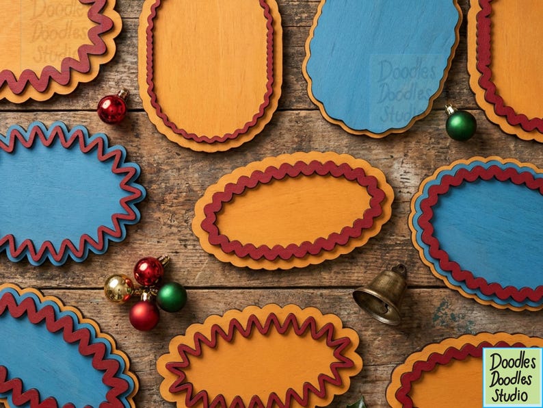 Peut inclure: Une collection de plaques ovales en bois aux bords festonn&eacute;s jaune moutarde et bleu, rehauss&eacute;es de bordures ondul&eacute;es rouge fonc&eacute;. De petites boules d&eacute;coratives rouges, vertes et dor&eacute;es ainsi qu'une cloche en m&eacute;tal sont &eacute;parpill&eacute;es parmi les formes.