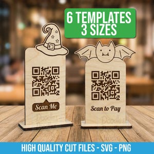 Puede incluir: Dos letreros verticales de madera clara con soportes. El letrero izquierdo presenta un icono de sombrero de bruja, un código QR y el texto Scan Me. El derecho presenta un icono de murciélago, un código QR y el texto Scan to Pay. Arriba dice 6 TEMPLATES 3 SIZES.