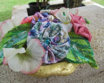 Marianne's  Yoyo Flowers in Handmade Clay Shell!