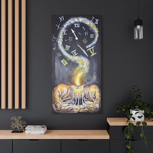 Puede incluir: Pintura abstracta sobre lienzo que representa una vela con una esfera de reloj formada por su humo. La llama de la vela se eleva para formar el reloj, con números romanos que marcan las horas. La obra está sobre un fondo oscuro.