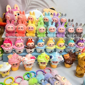 Zufällig Labubu Ornamente / Schlüsselanhänger / Handys / Taschenanhänger, Überraschungsbox, Labubu Zubehör, Mini Labubu Puppe, 3D-Druck Labubu