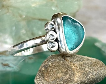 Anillo de plata esterlina con cristal marino azul verdoso y aleta azul