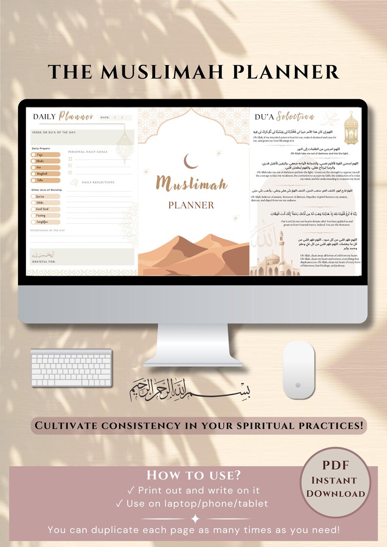 Op de afbeelding: Een digitale planner voor moslimvrouwen met een woestijnlandschap als achtergrond. De planner bevat een dagelijkse plannersectie met een vers of dua van de dag, dagelijkse gebeden, persoonlijke dagelijkse doelen, dagelijkse reflecties en andere daden van aanbidding. Hij bevat ook een sectie voor dua-selecties met Arabische tekst.