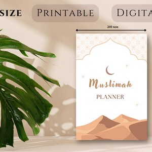 Op de afbeelding: Een printable A4-formaat planner met een beige achtergrond en een halve maan ontwerp. De tekst "Muslimah Planner" staat in bruine letters. De planner heeft een woestijnlandschap met zandduinen.
