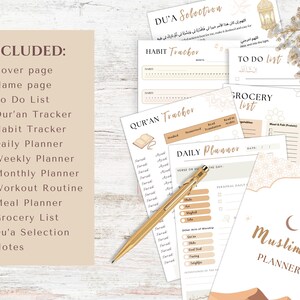 Op de afbeelding: Een set printbare plannerpagina's met een goud-wit kleurenschema. De pagina's bevatten een voorblad, een naampagina, een to-dolijst, een Koran-tracker, een gewoontetracker, een dagplanner, een weekplanner, een maandplanner, een trainingsroutine, een maaltijdplanner, een boodschappenlijst, een Du'a-selectie en notities.