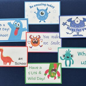 Puede incluir: Diez tarjetas coloridas con ilustraciones de monstruos y mensajes alentadores. Los mensajes incluyen "¡Es un gran día! ¡Guau!", "Sé genial en la escuela", "Sé increíble hoy", "Me haces sonreír", "¡Que tengas un día divertido y salvaje!" y "¡Abrazos para ti! ¿Qué pasa?"
