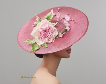 Sombrero derby grande de disco rosa/malva, sombrero derby de Kentucky con rosa de seda y flores de cerezo.