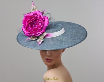 Sombrero Oxford Grey sinamay, sombrero Derby rosa fucsia, hatinator Luncheon.