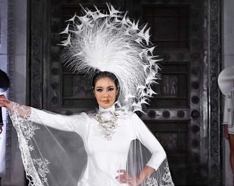 Gorgeous Avant Garde White peacock headpiece en una diadema para el derby de Kentucky, bodas, almuerzos, sombrero de Lady Gaga Vegas