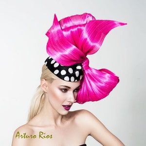 Sombrero pastillero de lunares con lazo rosa intenso, sombrero Derby Kentucky rosa, lazo rosa Oaks Day, tocado rosa