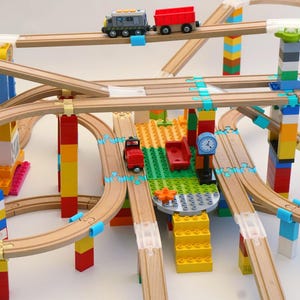 FLEXI Flexible Klemmbaustein Adapter Holzeisenbahn, baue aufregende Auf- Abfahrten, Brücken kompatibel zu Brio Hape Duplo Mega Holzgleise ua