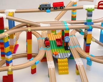NEU! Vers. 2.0 Flexible Klemmbaustein Adapter Holzeisenbahn, baue aufregende Auf- Abfahrten, Brücken kompatibel  Brio Duplo Mega Holzgleise