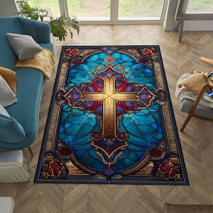 Può includere: Un tappeto rettangolare caratterizzato da un design centrale a croce dorata circondato da intricati motivi a vetrata in tonalità blu profondo, viola e rosso. Il bordo è costituito da forme geometriche ornamentali e motivi floreali in oro e blu scuro.