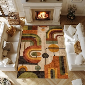 Op de afbeelding: Een groot, rechthoekig vloerkleed met een geometrisch ontwerp in beige, bruin, oranje en groen. Het vloerkleed heeft gebogen en cirkelvormige vormen, waardoor een abstract patroon ontstaat. Het vloerkleed ligt in een woonkamer met witte banken en een open haard.