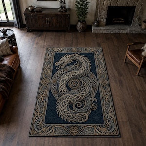 Könnte beinhalten: Ein rechteckiger Teppich mit dunkelblauem Hintergrund und einer zentralen Illustration eines gewundenen Drachen, gestaltet in komplexen beigen und hellbraunen keltischen Knotenmustern, umrahmt von einer passenden Bordüre mit Drachenmotiven.
