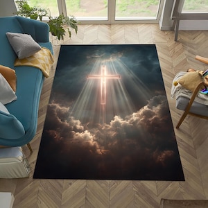 Könnte beinhalten: Rechteckiger Teppich mit einem Design eines leuchtenden Kreuzes, das durch einen bewölkten Himmel scheint. Das Kreuz ist in einer warmen, hellen Farbe umrandet, die mit den dunkleren, dramatischen Wolken kontrastiert. Das Design des Teppichs weckt ein Gefühl von Spiritualität und Glauben.