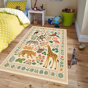 Può includere: Un tappeto rettangolare con sfondo crema e un colorato design di animali della giungla. Il tappeto presenta una zebra, un leopardo, una giraffa, un bradipo, una scimmia, un tucano, un fenicottero e un pappagallo, circondati da fiori e fogliame. Il bordo ha un motivo floreale.