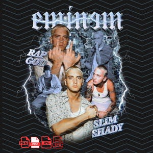 以下が含まれることがあります： エミネムの複数の画像を使用したグラフィックデザイン。 「Eminem」、「Rap God」、「Slim Shady」の文字が様式化されたフォントで表示されています。 背景は黒で、稲妻の効果とジグザグ模様があります。