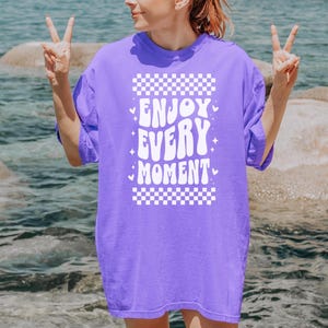 Comfort Colors®「Enjoy Every Moment」シャツ、ポジティブアファメーションシャツ、優しさシャツ、女性のためのモチベーションシャツ、彼女へのギフト