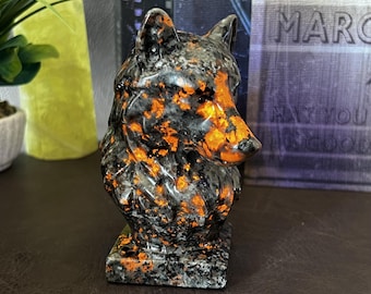 Yooperlite Wolf Bust Sculpture, Hand Carved UV Reactive Wolf Half-Body Carving, Crystal Wolf Totem, Spirit Animal Collection, Mystical Decor