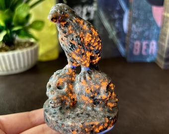 Yooperlite Raven on Skull Figurine, UV Reactive Glowing Crystal Raven Sculptures, Natural Fluorescent Stone Skull, Home Decor, Crystal Gifts