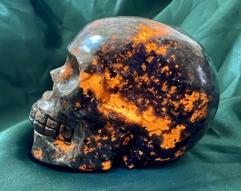 8,5 cm Yooperlite dödskallefigur, UV-reaktiv glödande fluorescerande kristallskallesnideri, sällsynt mineral, dekorativa kristallgåvor för hemmet