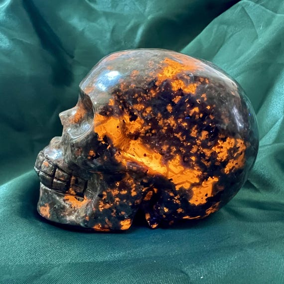 3.5" Yooperlite Skull Figurine, UV Reactive Glowing Fluorescent Crystal Skull Carving, Rare Mineral, Home Decorative Crystal Gifts