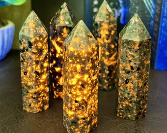 Puntas de yooperlita natural de más de 70 mm, obelisco de cristal brillante reactivo a los rayos UV, torre de cristal fluorescente, mineral raro, regalo decorativo de cristal para el hogar