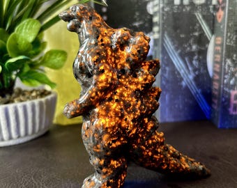 Figura de Godzilla de Yooperlita, escultura de Godzilla de cristal brillante reactiva a la luz ultravioleta, dinosaurio de piedra fluorescente natural, decoración para el hogar, regalos de cristal
