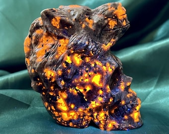 Yooperlite Wolf on Skull Figurine, UV Reactive Glowing Crystal Wolf Sculptures, Natural Fluorescent Stone Skull, Home Decor, Crystal Gifts