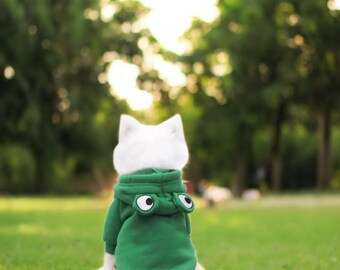 Adorable Frog Pet Hoodie – Cozy Winter Jacket for Small Dogs. Stylish and Warm Apparel for Bulldogs, Chihuahuas & More. Cute Pet Costume