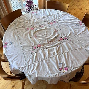 Vtg Round Floral Hand Embroidered Tablecloth, Cross Stitch, d=62&quot;/157cm