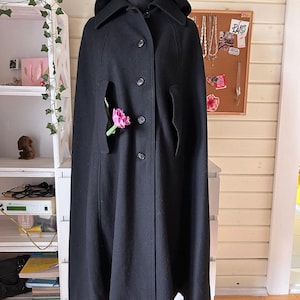 Vintage Swiss Women’s Black Wool Blend Cape Cloak S-M