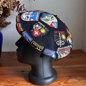 Vintage Alpejski Beret z Naszywką 23 Odznaki Ośrodków Narciarskich Szwajcarska Austriacka Wełniana Czapka Pamiątka Podróżna