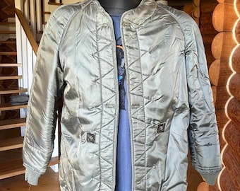 Kurtka VTG USAF Liner – MIL-L-4883 (USAF) Spec, pikowana kurtka typu bomber w kolorze oliwkowo-zielonym, mieszanka wełny, rozmiar średni, regularny