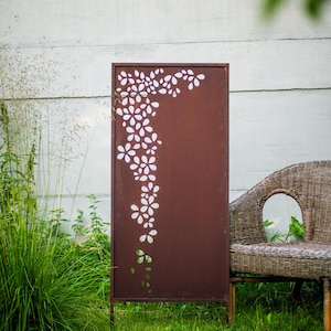 Rustikales Metall-Gartenpaneel – Sichtschutz 160x50 cm im Cortenstahl-Effekt mit Blumengirlanden-Ausschnitten