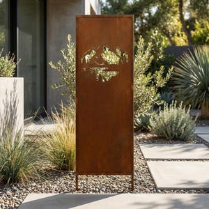 Rustikaler Garten Sichtschutz aus Metall, Corten-Optik Paneel, See & Berge, lasergeschnittener Stahlsichtschutz, moderne Gartendeko