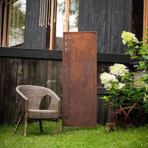 Rustikaler Metall-Gartensichtschutz – Cortenstahl-Privatpanel mit Seitlichem Geometrischem Muster