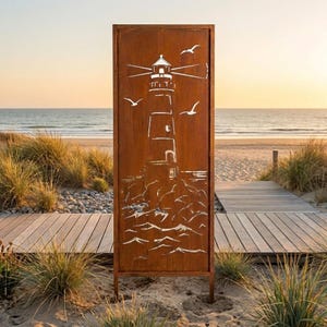 Könnte beinhalten: Ein hoher, rechteckiger Gartenbildschirm aus rostfarbenem Metall mit einem lasergeschnittenen Motiv eines Leuchtturms, umgeben von Wellen und fliegenden Möwen. Das durchbrochene Muster lässt Licht durch die Metallstruktur hindurchscheinen.
