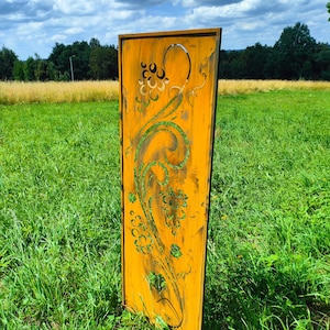 Rustikaler Metall-Sichtschirm - Sichtschutz aus Corten-Effekt-Stahl mit Ausschnitten aus Weinreben