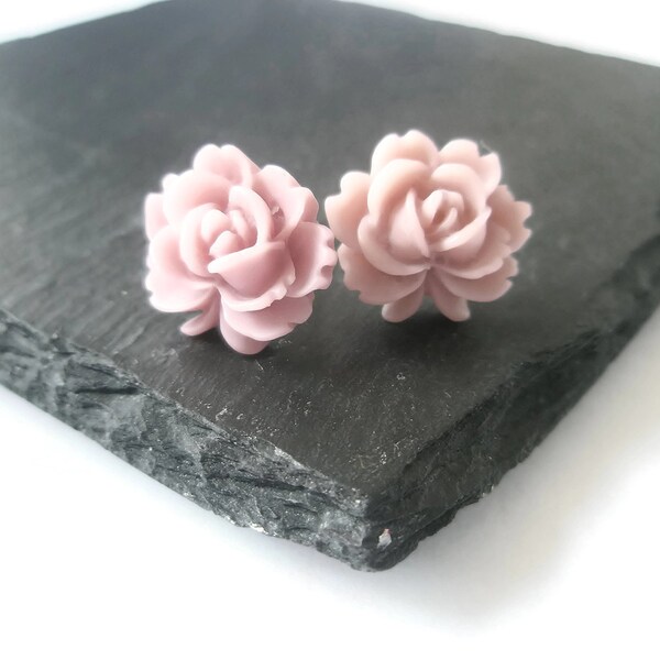 Gioielli di Orecchini Stud Post sottile silenziato Dusky colore rosa resina Rose Fiore indossare tutti i giorni piuttosto gioielli